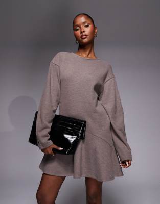 ASOS DESIGN - Superweiches, langärmliges Minikleid in Braun mit langen Kokon-Ärmeln und Schößchen-Brown