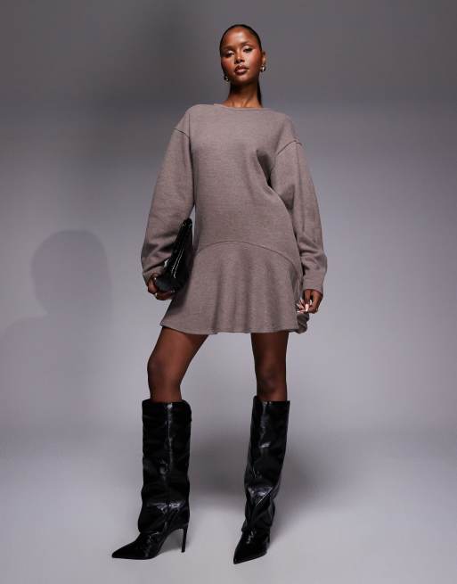 ASOS DESIGN – Superweiches, langärmliges Minikleid in Braun mit langen Kokon-Ärmeln und Schößchen, 2 von 4