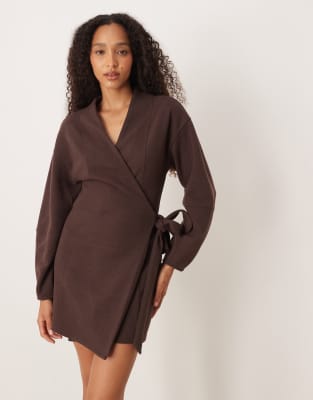 ASOS DESIGN - Superweiches, langärmliges Minikleid in Schokobraun mit Wickeldesign und Bindedetail vorne-Brown