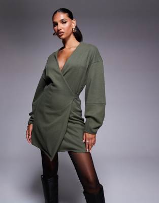 ASOS DESIGN - Superweiches, langärmliges Minikleid mit Wickeldetail vorne in Khaki-Weiß