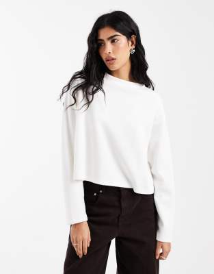 ASOS DESIGN - Superweiches, langärmliges Skater-T-Shirt in Winterweiß mit kastigem Cropped-Schnitt