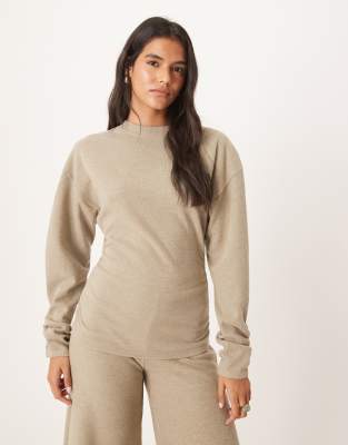 ASOS DESIGN - Superweiches, langärmliges T-Shirt in meliertem Taupe mit taillierender Raffung-Neutral