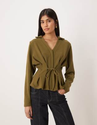 ASOS DESIGN - Superweiches, langärmliges, tailliertes Polo-Oberteil in dunklem Olivgrün mit Bindedetail