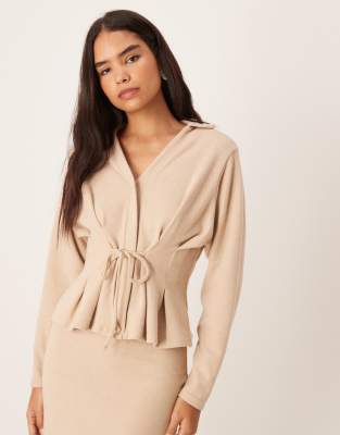 ASOS DESIGN - Superweiches, langärmliges, tailliertes Polo-Oberteil in hellem Taupe mit Bindedetail, Kombiteil-Neutral