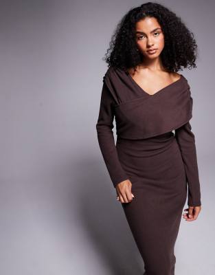 ASOS DESIGN - Superweiches Midikleid in Schokoladenbraun mit Wickel-Design vorne-Brown