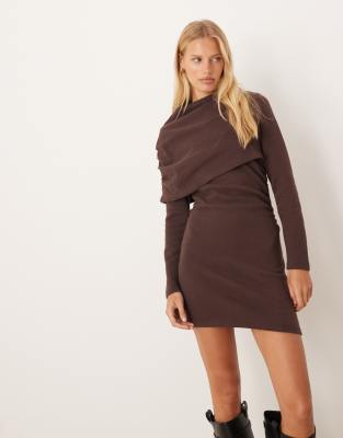 ASOS DESIGN - Superweiches Minikleid in Schokobraun mit Stehkragen und gerafftem Cape-Keine Farbe