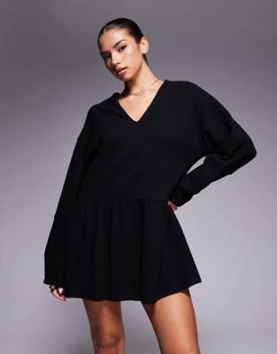 ASOS DESIGN - Superweiches Minikleid in Schwarz mit V-Ausschnitt und tiefer Taille