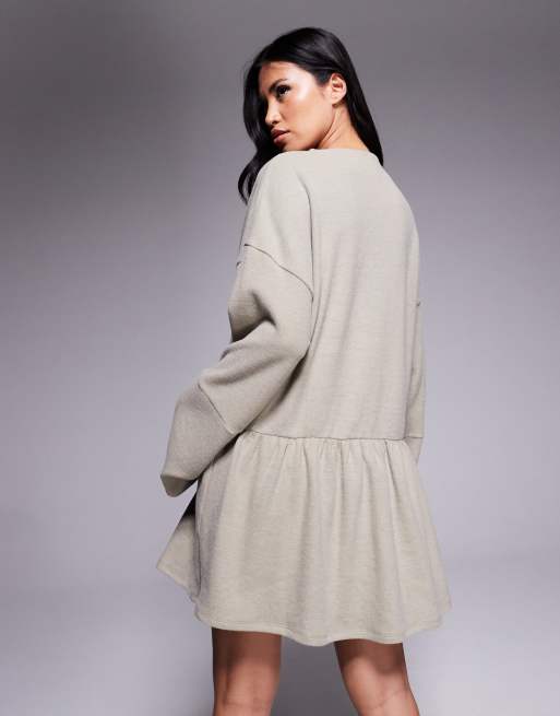 ASOS DESIGN – Superweiches Minikleid in Taupe mit V-Ausschnitt und tiefer Taille, 2 von 4