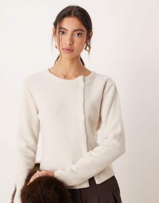 ASOS DESIGN - Superweiches Oberteil in Creme mit asymmetrischer Knopfleiste-Weiß