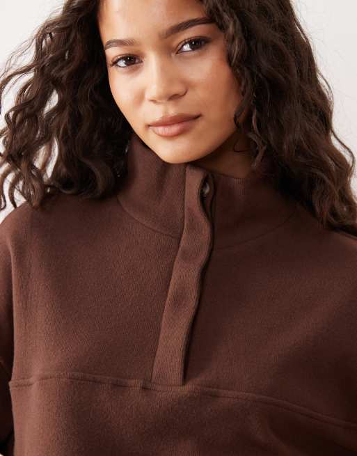 ASOS DESIGN – Superweiches Oberteil in Kaffeebraun mit Stehkragen und Ballonsaum, 3 von 4