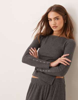 ASOS DESIGN – Superweiches Oberteil in meliertem Grau mit U-Boot-Ausschnitt und Druckknopfdetail am Ärmel - view 1