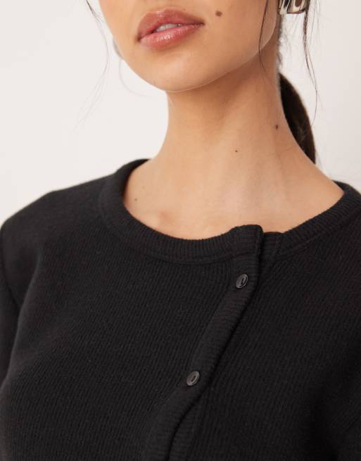 ASOS DESIGN – Superweiches Oberteil in Schwarz mit asymmetrischer durchgehender Knopfleiste, 3 von 4