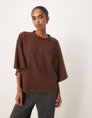ASOS DESIGN - Superweiches Oversize-T-Shirt in Schokobraun mit Cape-Effekt-Bunt