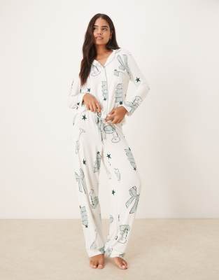 ASOS DESIGN - Superweiches Pyjama-Set aus langärmligem Hemd und Hose mit farblich abgesetzter Paspelierung und Weihnacht...