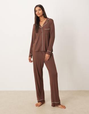 ASOS DESIGN - Superweiches Pyjama-Set in Schokobraun, bestehend aus langärmligem Hemd und Hose-Brown