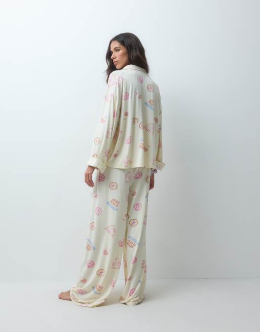 ASOS DESIGN superweiches Pyjama-Set mit langärmligem Hemd und Hose im Dessert-Print, 4 von 5
