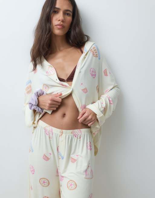ASOS DESIGN superweiches Pyjama-Set mit langärmligem Hemd und Hose im Dessert-Print, 5 von 5