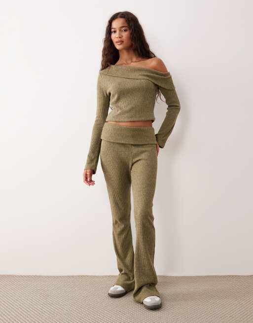 ASOS DESIGN – Superweiches, schulterfreies, angerautes Langarm-Oberteil in Khaki mit Rippenstruktur, 2 von 4