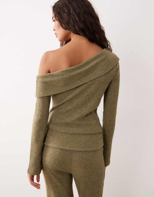 ASOS DESIGN – Superweiches, schulterfreies, angerautes Langarm-Oberteil in Khaki mit Rippenstruktur, 3 von 4