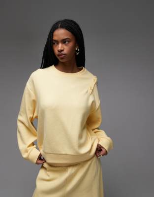 ASOS DESIGN - Superweiches Sweatshirt mit Knopfdetail an der Schulter-Gelb