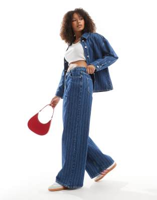 ASOS DESIGN - Superweite Jeans in gestreiftem Blau, Kombiteil