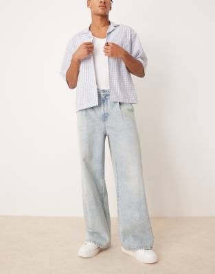 Superweite Jeans in hellblauer Waschung mit Bundfalten vorne Blau 54 Short