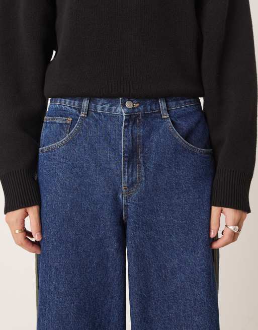 ASOS DESIGN – Superweite Jeans in mittelblauer Waschung mit Seitenstreifen in Khaki, 5 von 5
