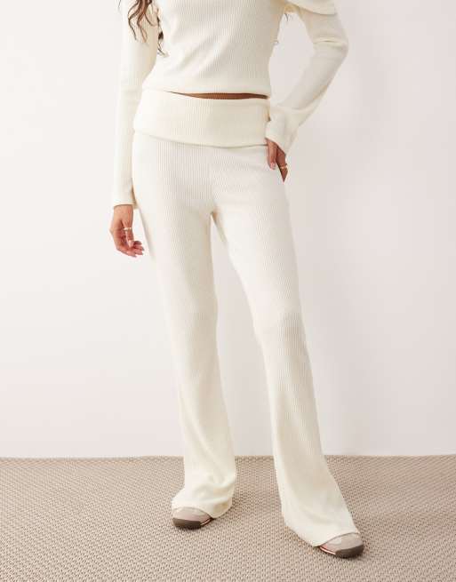ASOS DESIGN - Superzachte geborstelde geribbelde broek met wijde pijpen in wit, deel van co-ord set, 2 van 5