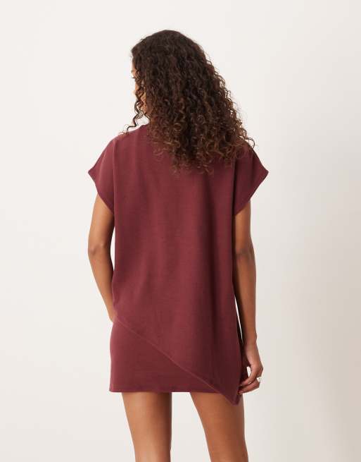 ASOS DESIGN - Superzachte gelaagde mouwloze mini cape-jurk in bordeauxrood, 3 van 4