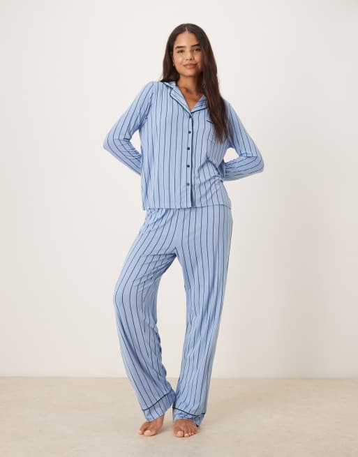 ASOS DESIGN - Superzachte gestreepte pyjamaset van overhemd met lange mouwen en broek in blauw en groen met contrasterende biezen