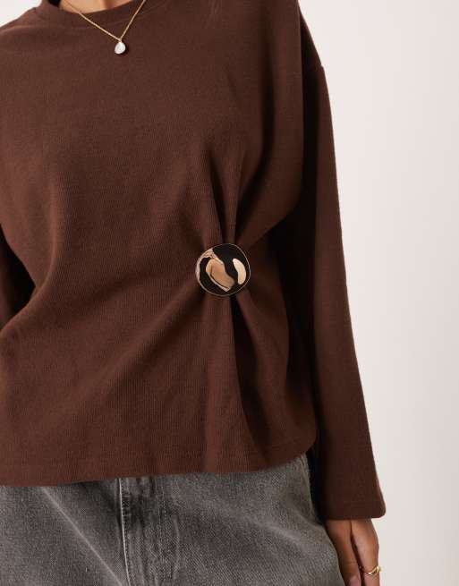 ASOS DESIGN - Superzachte getailleerde trui met hardware-detail in donker chocoladebruin, 2 van 4