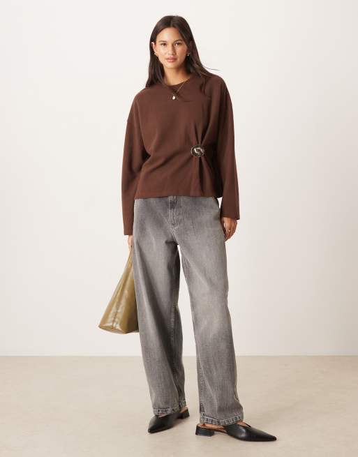 ASOS DESIGN - Superzachte getailleerde trui met hardware-detail in donker chocoladebruin, 3 van 4