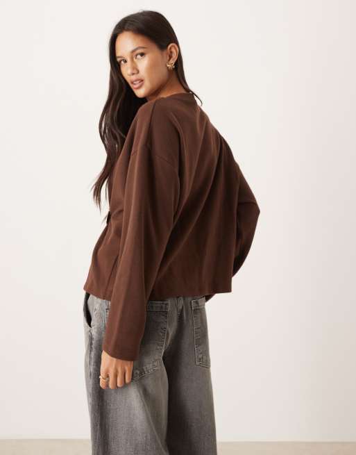 ASOS DESIGN - Superzachte getailleerde trui met hardware-detail in donker chocoladebruin, 4 van 4