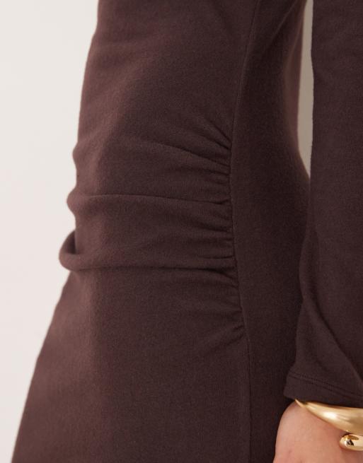 ASOS DESIGN - Superzachte maxi jurk met rechte hals en rimpels in chocoladebruin, 2 van 4