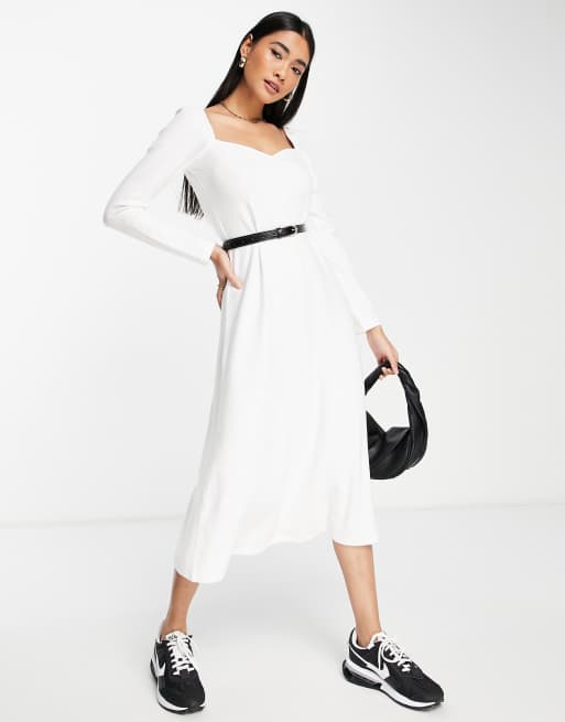 ASOS DESIGN - Superzachte midi-trui jurk met hartvormige halslijn en riem in ivoorwit