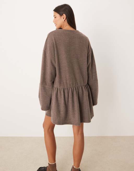 ASOS DESIGN - Superzachte mini-jurk met V-voorkant en verlaagde taille in chocoladebruin, 4 van 4