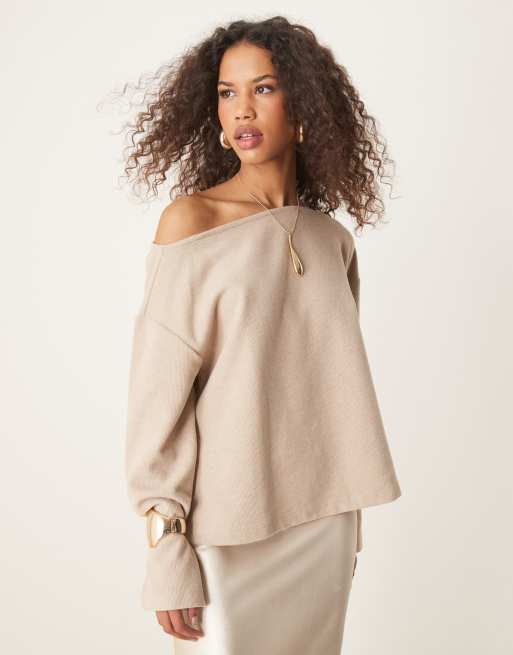 ASOS DESIGN - Superzachte oversized top met blote schouders in lichtbeige
