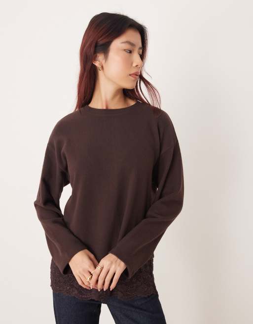 ASOS DESIGN - Superzachte oversized top met lange mouwen en kanten zoom in bruin, 2 van 4