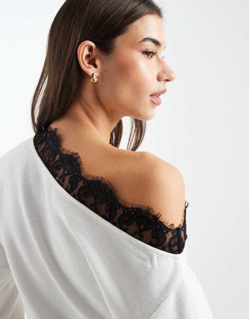 ASOS DESIGN - Superzachte top met afhangende schouder en kanten zoom in wit, 2 van 4