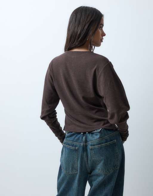 ASOS DESIGN superzachte top met drapering, knoopsluiting en volumemouwen in bruin, 4 van 5