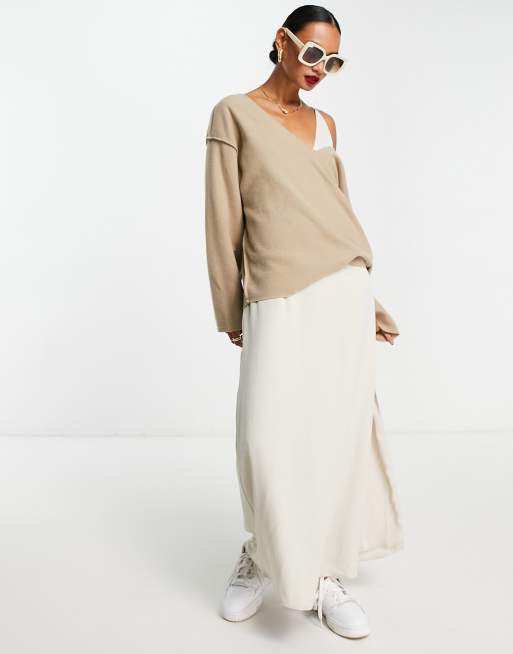 ASOS DESIGN - Superzachte trui met V-hals en binnenstebuiten naden in camel