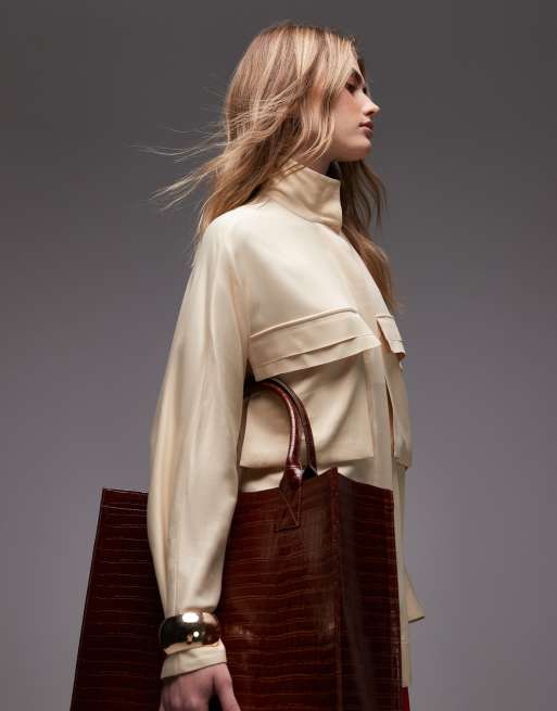 ASOS DESIGN - Surchemise en satin à col montant et patte dissimulée - Babeurre, 4 de 4