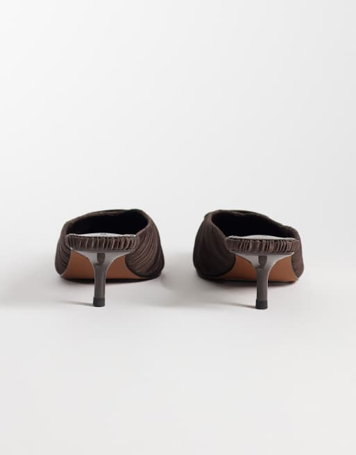 ASOS DESIGN Surprise mules med spids tå, kitten-hæl og bølget kantdetalje i chokoladebrun, 4 af 5