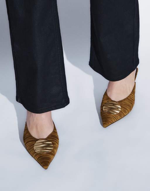 ASOS DESIGN Surprise mules med vågig kant, spetsig tå och låg klack i Orche, 3 av 4