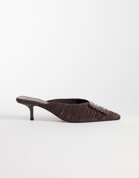 ASOS DESIGN Surprise mules met puntige neus, kitten heel en golvende randdetail in donkerbruin - view 1