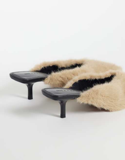 ASOS DESIGN Surprise pointed toe kitten heeled mules in beige faux fur, 3 of 5