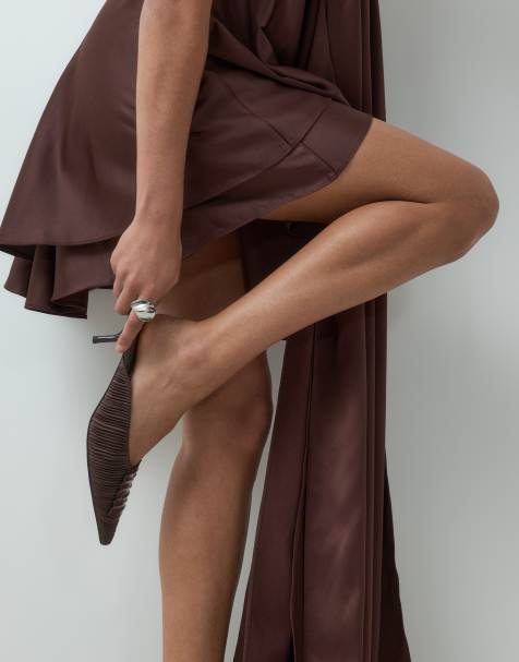 ASOS DESIGN Surprise sabot a punta con dettaglio bordo ondulato e tacco kitten, color cioccolato - view 1