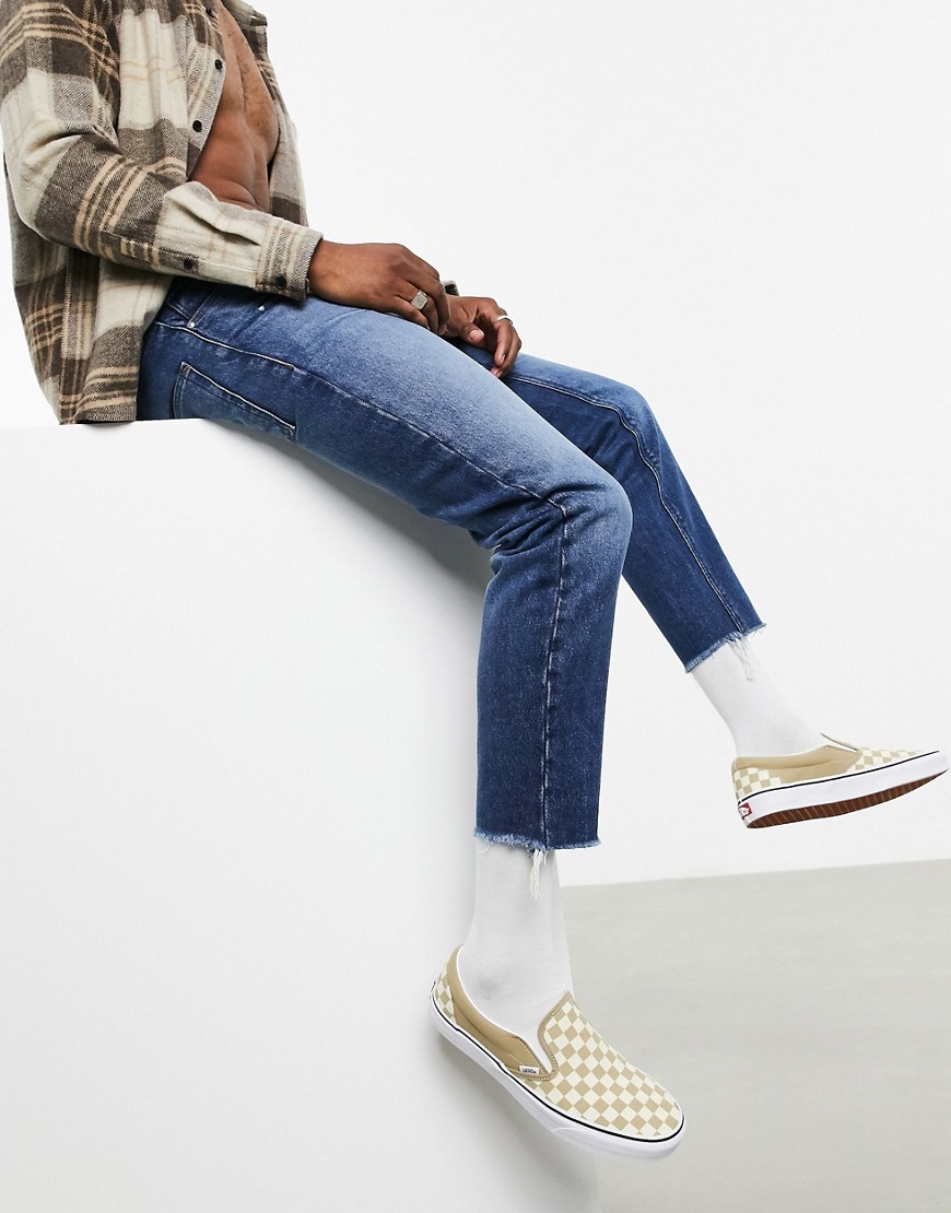 ASOS DESIGN – Sustainable – Blå classic rigid jeans med mörk tvätt, revor och råskuren nederkant