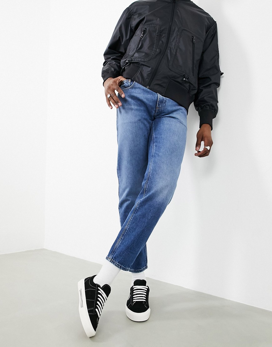 ASOS DESIGN - 'Sustainable' - Klassiske stive jeans i mid wash blå