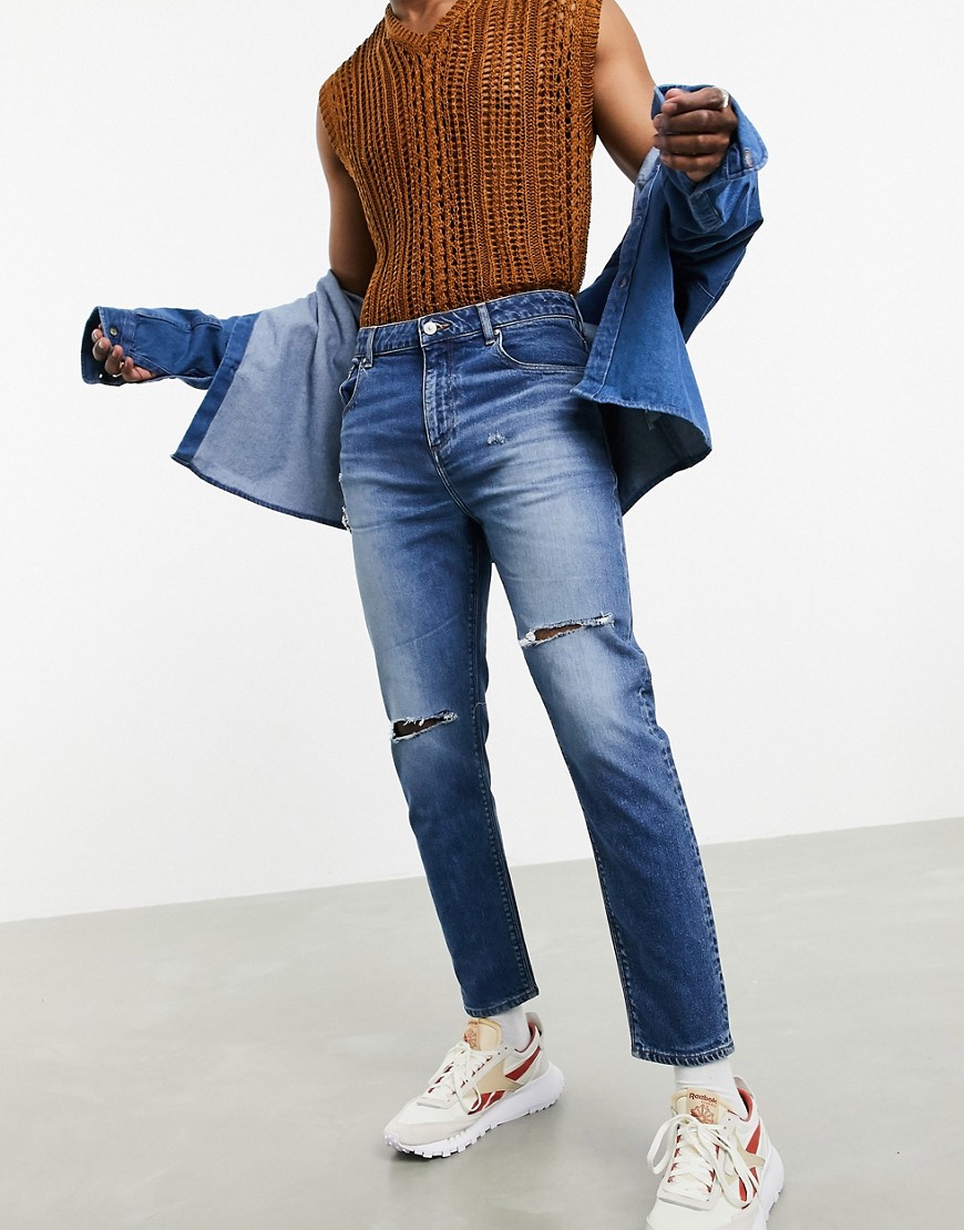 ASOS DESIGN - 'Sustainable' - Tapered jeans med gulerodssnit og flænger i mid wash blå